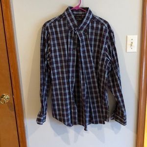 Men’s Nautica plaid button up shirt.
